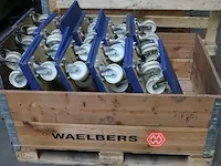 Negentien transporthondjes in palletbox. - afbeelding 2 van  2