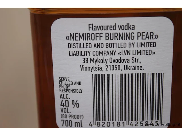 Nemiroff burning pear vodka - 70 cl - winkelverkoopprijs € 18.95 - afbeelding 2 van  3