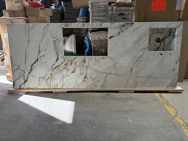 Neolith - calacatta luxe gepolijst - werkblad met scheur - afbeelding 1 van  13