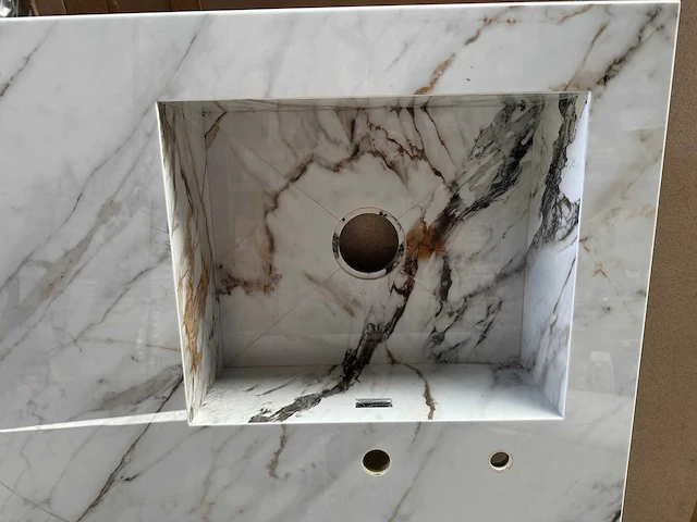 Neolith - calacatta luxe gepolijst - werkblad met scheur - afbeelding 4 van  13