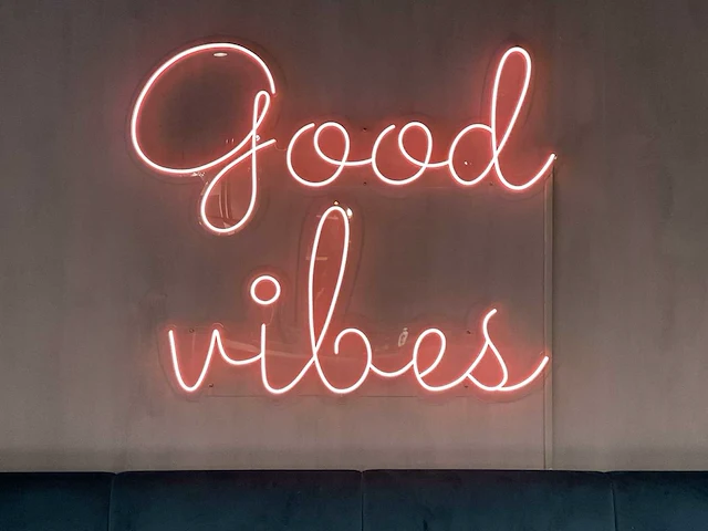 Neon sign good vibes - afbeelding 1 van  7