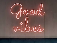 Neon sign good vibes - afbeelding 1 van  7