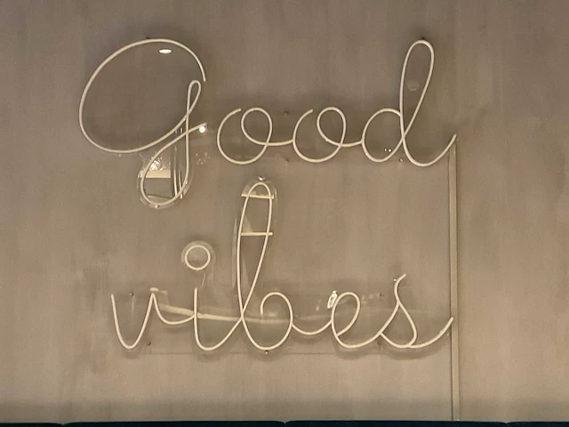 Neon sign good vibes - afbeelding 2 van  7