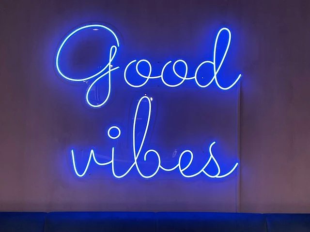 Neon sign good vibes - afbeelding 3 van  7