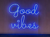 Neon sign good vibes - afbeelding 3 van  7