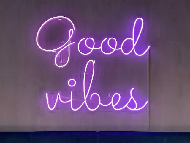 Neon sign good vibes - afbeelding 4 van  7