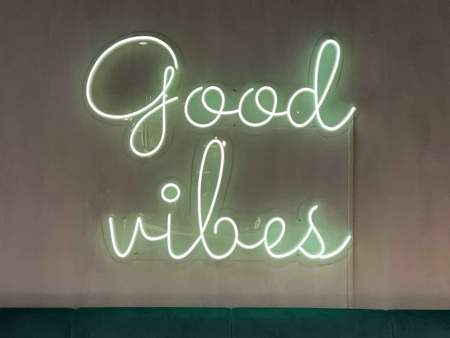 Neon sign good vibes - afbeelding 5 van  7