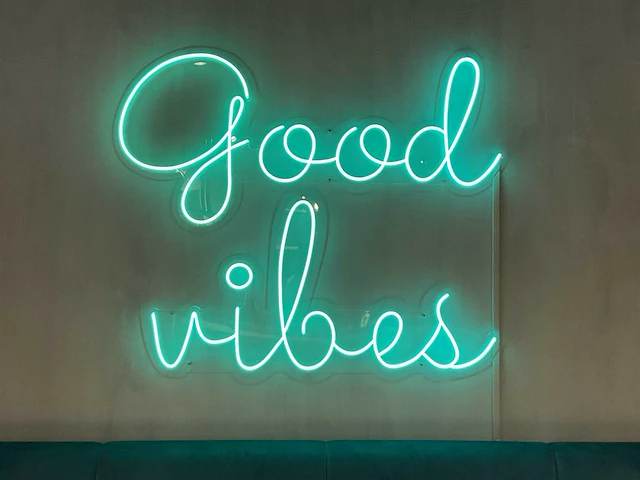 Neon sign good vibes - afbeelding 6 van  7