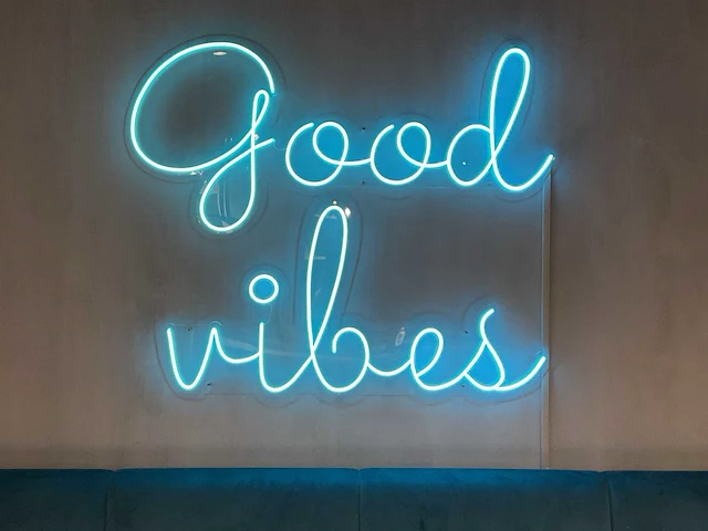 Neon sign good vibes - afbeelding 7 van  7