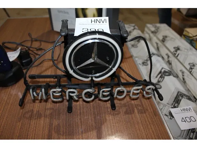 Neonreclame mercedes benz met buitenlandse stekker. werking onbekend - afbeelding 1 van  1