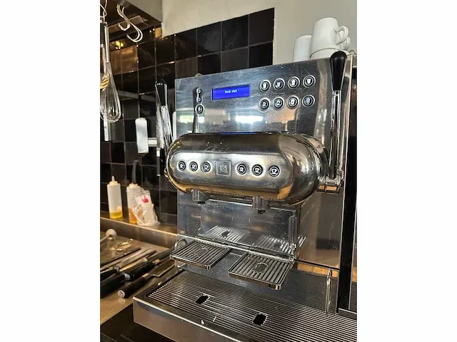 Nespresso - ag420 pro - espressomachine - afbeelding 4 van  10