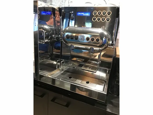 Nespresso - aguila 420 pro- koffiemachine - afbeelding 9 van  12