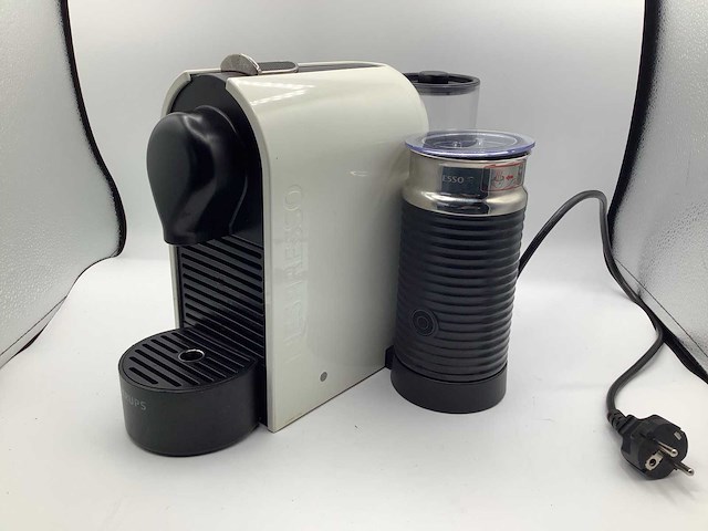 Nespresso krups + melkopschuimer koffie machine - afbeelding 1 van  5
