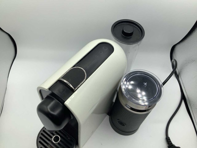 Nespresso krups + melkopschuimer koffie machine - afbeelding 2 van  5