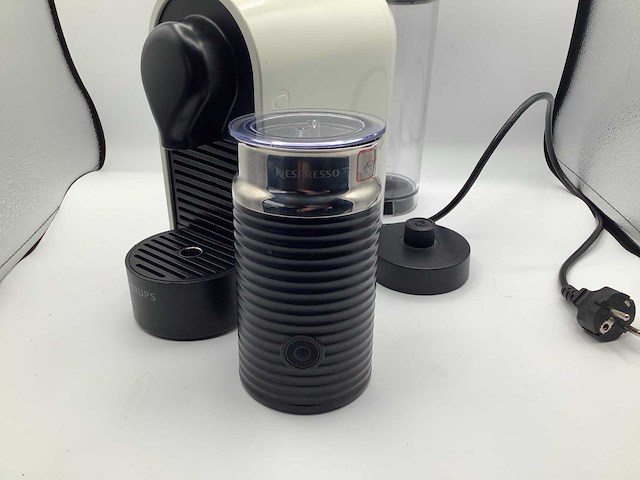 Nespresso krups + melkopschuimer koffie machine - afbeelding 3 van  5
