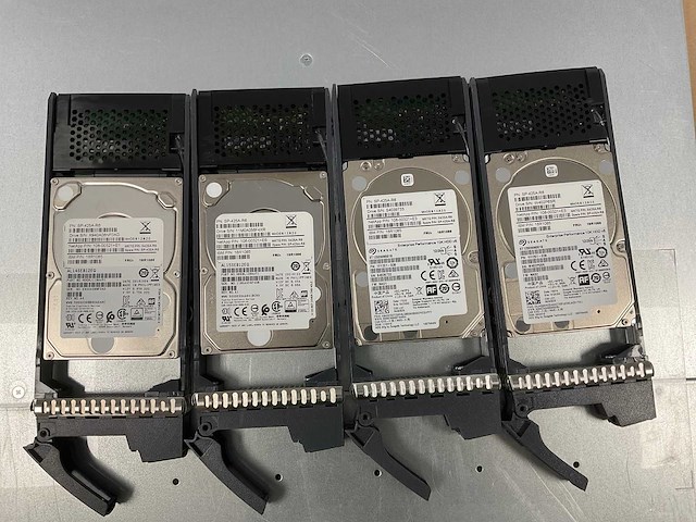 Netapp (naj-1001) 4x 1.2 tb seagate (st1200mm0018) - 18x 1.2 tb hgst (huc101812cs4204) - 2x 1.2 tb toshiba (hdebl12naa51) disk array enclosure storage - afbeelding 10 van  12