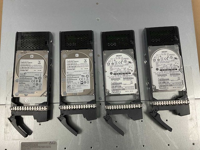 Netapp (naj-1001) 4x 1.2 tb seagate (st1200mm0018) - 18x 1.2 tb hgst (huc101812cs4204) - 2x 1.2 tb toshiba (hdebl12naa51) disk array enclosure storage - afbeelding 11 van  12