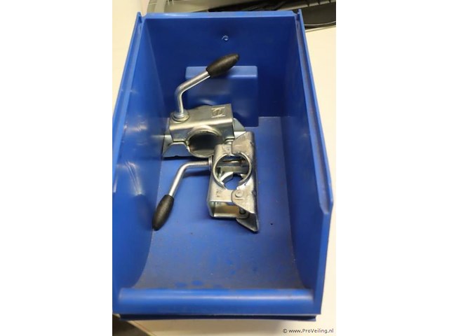 Neuswielklemmen in magazijnbak - afbeelding 1 van  4