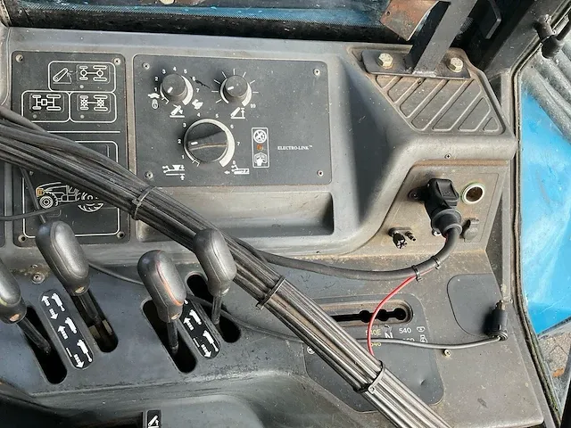 New holland 8160 range command vierwielaangedreven landbouwtractor - afbeelding 47 van  64