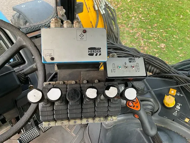 New holland 8160 range command vierwielaangedreven landbouwtractor - afbeelding 48 van  64