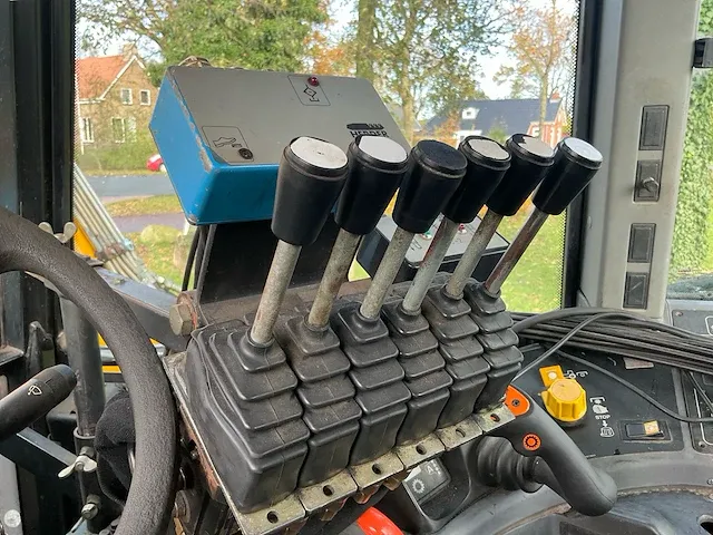 New holland 8160 range command vierwielaangedreven landbouwtractor - afbeelding 50 van  64