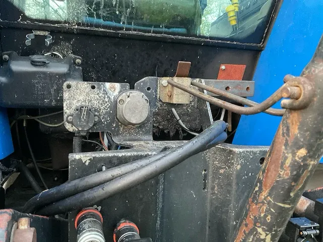 New holland t 7550 vierwielaangedreven landbouwtractor - afbeelding 19 van  37