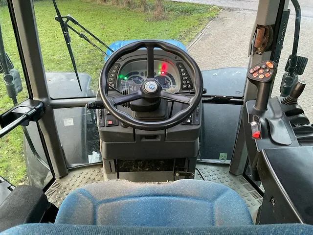 New holland t 7550 vierwielaangedreven landbouwtractor - afbeelding 23 van  37