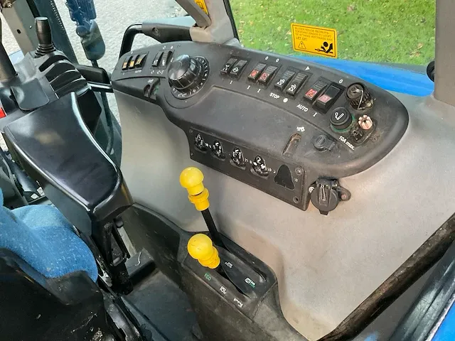 New holland t 7550 vierwielaangedreven landbouwtractor - afbeelding 24 van  37