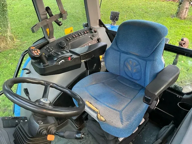 New holland t 7550 vierwielaangedreven landbouwtractor - afbeelding 27 van  37