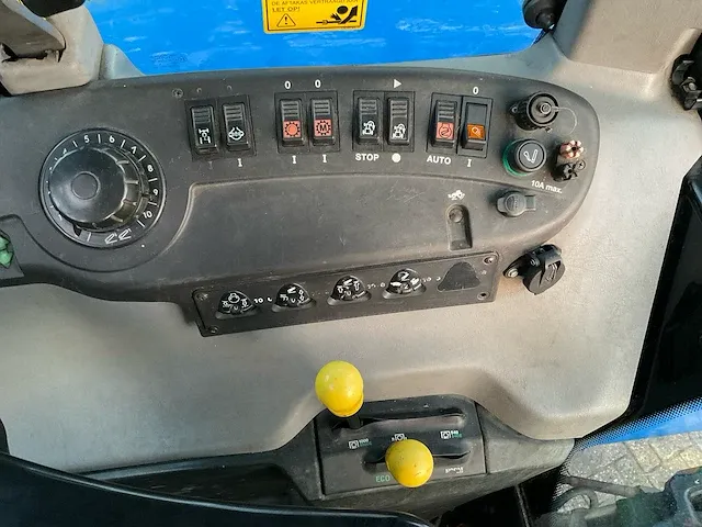 New holland t 7550 vierwielaangedreven landbouwtractor - afbeelding 28 van  37