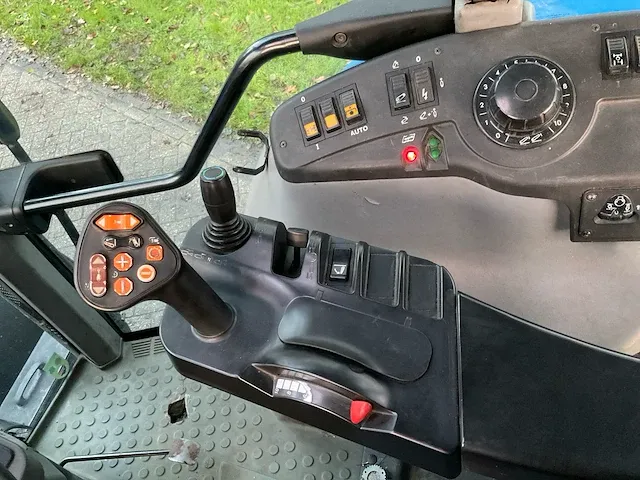 New holland t 7550 vierwielaangedreven landbouwtractor - afbeelding 29 van  37