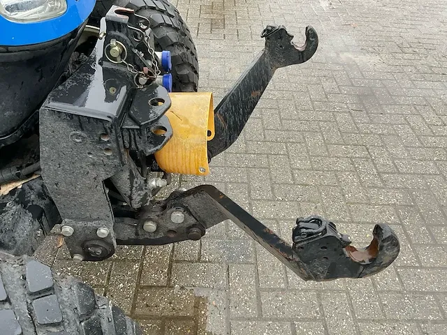 New holland t4.85f vierwielaangedreven landbouwtractor - afbeelding 14 van  44