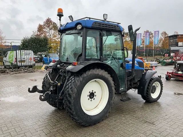 New holland t4.85f vierwielaangedreven landbouwtractor - afbeelding 34 van  44