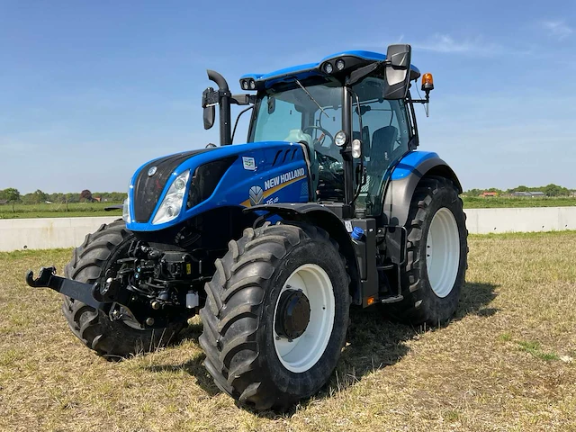 New holland t6.145 vierwielaangedreven landbouwtractor - afbeelding 1 van  56