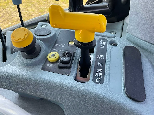 New holland t6.145 vierwielaangedreven landbouwtractor - afbeelding 31 van  56