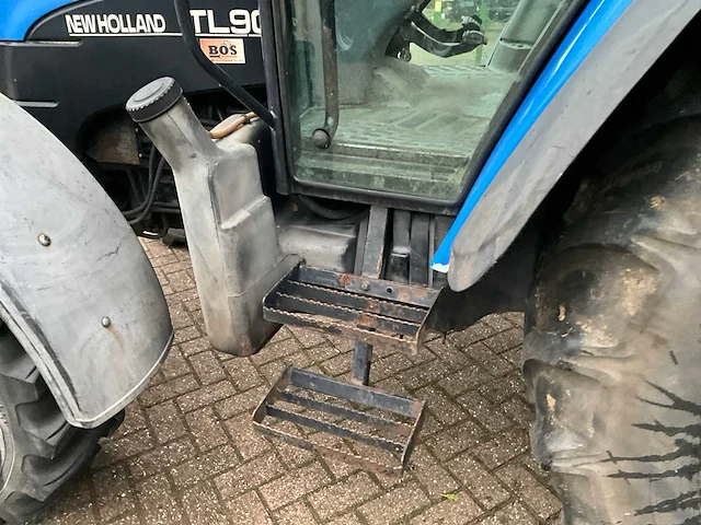 New holland tl90 vierwielaangedreven landbouwtractor - afbeelding 4 van  32