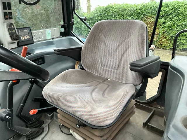New holland tl90 vierwielaangedreven landbouwtractor - afbeelding 7 van  32