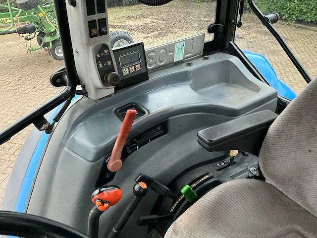New holland tl90 vierwielaangedreven landbouwtractor - afbeelding 8 van  32