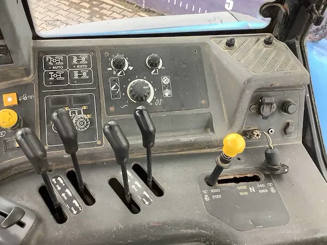 New holland tm140 vierwielaangedreven landbouwtractor - afbeelding 27 van  33