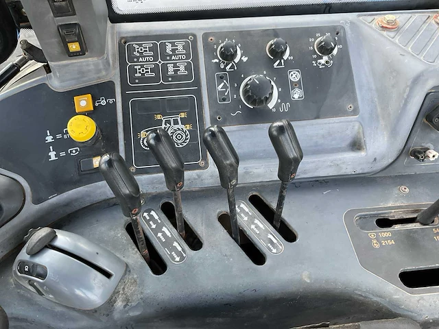 New holland tm190 vierwielaangedreven landbouwtractor - afbeelding 15 van  27
