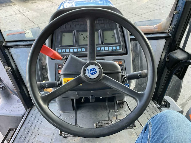New holland tm190 vierwielaangedreven landbouwtractor - afbeelding 18 van  27