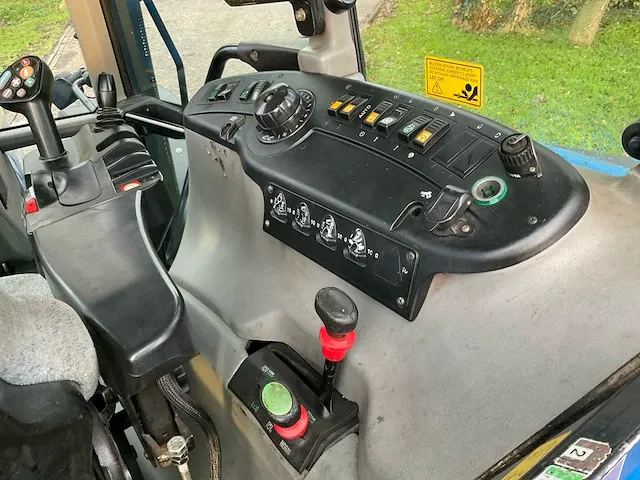 New holland tvt 145 vierwielaangedreven landbouwtractor - afbeelding 25 van  38