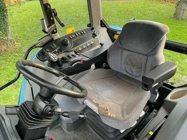 New holland tvt 145 vierwielaangedreven landbouwtractor - afbeelding 28 van  38
