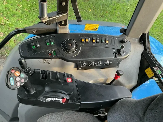 New holland tvt 145 vierwielaangedreven landbouwtractor - afbeelding 29 van  38