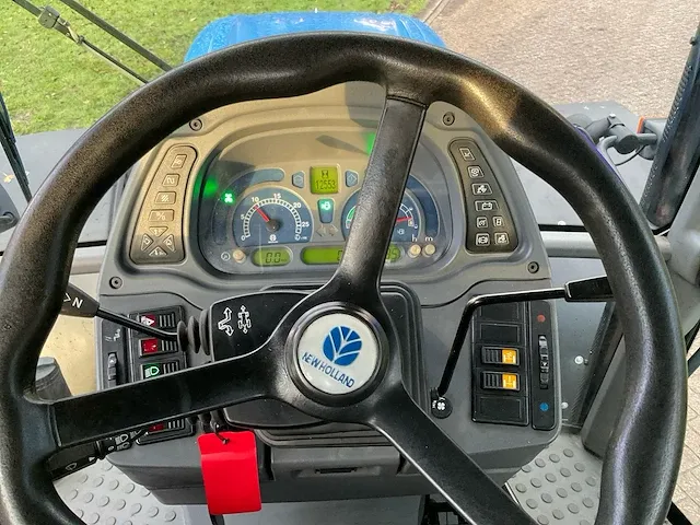 New holland tvt 145 vierwielaangedreven landbouwtractor - afbeelding 32 van  38