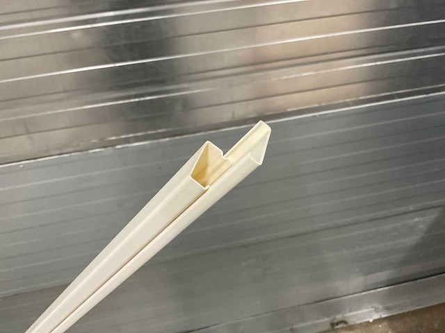 Newlec hik pvc kabelgoot (45x) - afbeelding 1 van  5