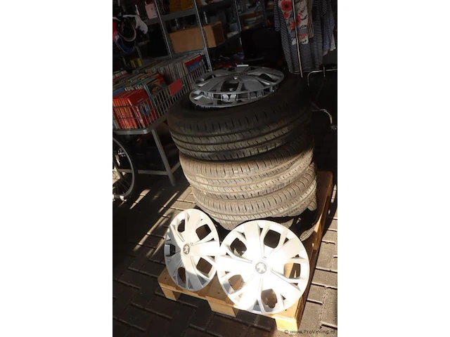 Nexen autobanden met stalen velgen type rodian ct8 en peugeot wieldoppen - 4 stuks - afbeelding 1 van  11