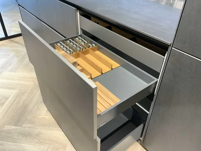Next / miele / gutmann kookeiland met recht aanrechtblok - afbeelding 49 van  66