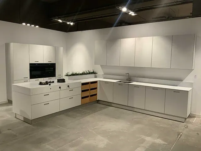Next / siemens l-vormige keukenopstelling met apparatuurwand - afbeelding 1 van  64