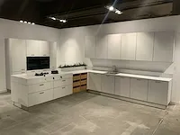 Next / siemens l-vormige keukenopstelling met apparatuurwand